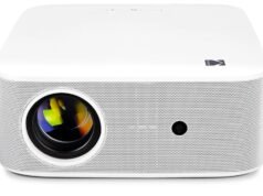 Transforme qualquer noite em noite de cinema com este projetor inteligente – agora com desconto de $ 30