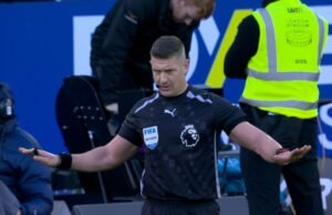 ‘Bola antes do contato!’ | Pênalti de Bowen anulado pelo VAR