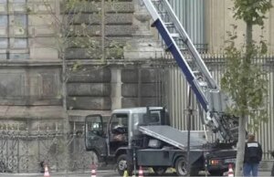 Mulher acusada de roubo de joias da coroa do Louvre, dizem relatos