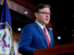 O presidente da Câmara, Johnson, acusa os democratas de escolher a política em vez dos americanos famintos depois que a Câmara vota para reabrir o governo