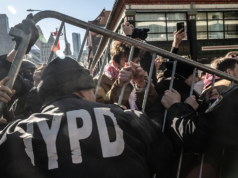 Os manifestantes jogam lixo e latas de lixo nos veículos do ICE na cidade de Nova York; múltiplas prisões