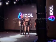 Faceplants de robô russo no palco durante vitrine em Moscou