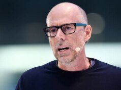 O professor da NYU afirma que muitas mães mudaram para o Partido Republicano em 2024 para ajudar seus filhos em dificuldades