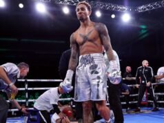 Whittaker aniquila Gavazi com paralisação no primeiro turno