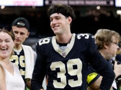 Smyth pronto para estreia na NFL após ser promovido ao elenco ativo do Saints