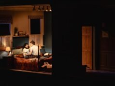 A coisa mais assustadora na peça ‘Atividade Paranormal’ pode ser o que você não vê