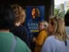 Comentário: Estes são tempos de sede. Não admira que a turnê do livro de Kamala Harris seja uma festa de fãs