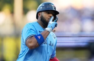 Guerrero Jr., do Blue Jays, veste a camisa Marie-Philip Poulin antes do jogo 7