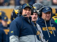 Jogo de futebol da Virgínia Ocidental mantém momento de silêncio para dois soldados da Guarda Nacional baleados em ataque em DC