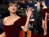 Taylor Swift abraça sua era glamorosa em um minivestido de veludo de US$ 1,7 mil para entrevista com Stephen Colbert