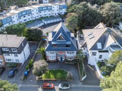 Os bancos de areia batalham nas varandas enquanto proprietários abastados do Airbnb temem que o novo terraço do vizinho ofusque as cartas de férias para banhos de sol