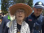 Momento enfurecedor mulher INTERRUPTA vigília do ataque terrorista em Bondi Seaside com comentários anti-Israel
