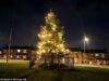 A árvore de Natal da cidade que foi derrubada poucas horas depois de suas luzes serem acesas é restaurada pelos moradores