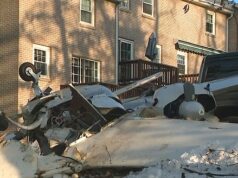 Pequeno avião cai em casa em New Hampshire e pousa na varanda da frente