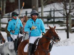 Príncipe Harry mostra suas habilidades de pólo em uma partida acirrada na neve de Aspen