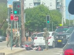 Momento dramático: policiais fortemente armados e com equipamento camuflado invadem uma rua em Sydney em uma operação tática misteriosa – poucos dias após o ataque de Bondi