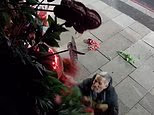 ‘Grinch da vida actual’ flagrado em CCTV destruindo vitrine de Natal em restaurante sofisticado em Londres