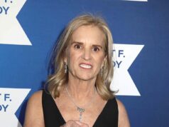 Sobrinha de Kennedy promete atacar o nome de Trump com uma PICARETA em meio a uma gafe estranha na nova sinalização do centro