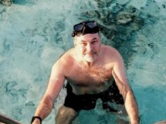 David Walliams aproveita o sol nas férias nas Maldivas com seu filho depois que a editora o dispensou por alegar que ele assediou funcionárias juniores