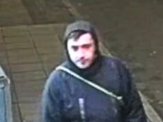 Polícia divulga imagem de homem depois que a árvore de Natal da vila foi derrubada poucas horas depois de as luzes serem acesas