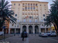 Homem que forçou sua esposa a dormir com outros homens por dinheiro para poder pagar suas dívidas é preso por seis anos na Espanha