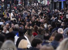 Depois de uma Black Friday sombria, os varejistas se preparam para o maior domingo da época festiva, com os compradores chegando às ruas principais