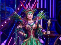 Os fãs SAEM do panto ‘smutfest’ de Catherine Tate com ‘tão pouca história, talento e insinuações’ depois de desembolsar até £ 220 em ingressos