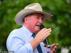 Barnaby Joyce faz discurso inflamado em comício anti-imigração, apesar de ser avisado pela polícia: ‘Demita-o’
