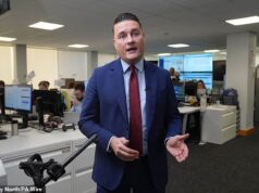 Wes Streeting ‘apenas apoia o desenrolar do Brexit para ajudar a expulsar Starmer’, já que a pesquisa mostra que 80% dos eleitores trabalhistas apoiam o retorno à união aduaneira
