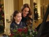 Um dueto actual! Kate Middleton é acompanhada por sua filha Charlotte ao piano enquanto elas se apresentam juntas na abertura do concerto de canções de Natal repleto de estrelas da princesa
