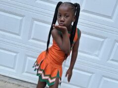 Adorável menina de 8 anos passando o Natal no hospital depois de ser atropelada fora de sua casa