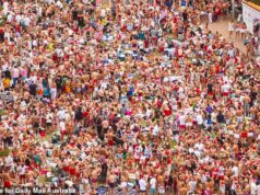 Cenas de cair o queixo enquanto milhares de mochileiros se espremem em uma das praias mais famosas da Austrália para as celebrações do Dia de Natal