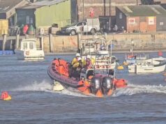 A busca por dois homens na faixa dos 40 e 60 anos é cancelada depois que o grupo ‘entrou em dificuldades’ no dia de Natal nadando na costa de Devon