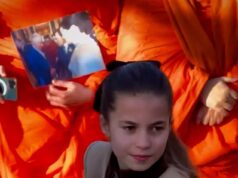 Doce momento, a princesa Charlotte abraça um simpatizante após o serviço religioso do dia de Natal em Sandringham