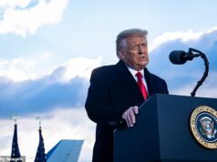 Professor do Reino Unido é acusado de representar risco para crianças e encaminhado para programa antiterrorista por mostrar vídeos de Trump para sua aula de política nos EUA