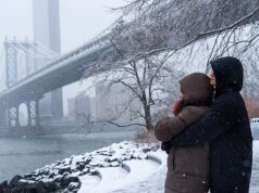 Milhões alertaram para CANCELAR os planos de férias enquanto uma enorme tempestade de neve se aproxima da Costa Leste e Centro-Oeste congela, causando caos nos voos