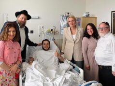 Jovem rabino que protegeu um policial ferido durante o tiroteio em Bondi Seashore é fotografado após cirurgias intensivas