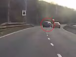 O motorista engana a morte por pouco ao atingir a reserva central após tentar uma ultrapassagem arriscada