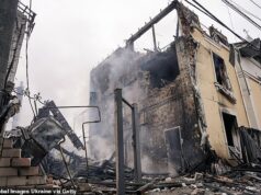 Zelensky abraça Mark Carney do Canadá antes da reunião decisiva de Trump amanhã – enquanto a Rússia captura mais cidades na Ucrânia após o bombardeio noturno