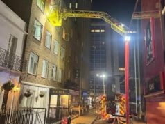 Quatro pessoas são resgatadas e 36 evacuadas do incêndio em um lodge no centro de Londres – enquanto os bombeiros culpam o fumante que não apaga o cigarro por colocar vidas em perigo