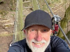 Na foto: avô ‘devotado’, 66, que morreu após levar um soco do lado de fora do pub da vila – poucos dias antes do Natal