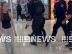 Compradores de Westfield Mt Druitt se protegem enquanto um faca supostamente atravessa o buying