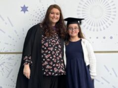 Uma criança morreu depois que um incêndio em uma casa de férias de Natal feriu cinco: a investigação sobre o que causou o incêndio continua