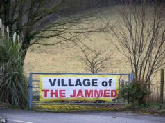 ‘Village of the Jammed’ enfrenta ‘novo inferno’ de mais 12 meses de obras rodoviárias para reparar estradas danificadas, atribuídas à controversa decisão de direcionar veículos pesados ao longo de suas estradas estreitas