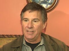 Furioso proprietário de uma casa de Los Angeles vivendo um inferno depois que as autoridades da Califórnia o proibiram de remover o enorme URSO marrom agachado em sua casa