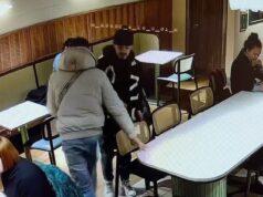 Não é motivo de riso: a bolsa do comediante foi roubada ao lado dela em Londres enquanto conversava com um amigo