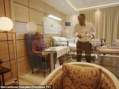 A mãe de Anthony Joshua corre para o lado de sua cama no ‘melhor hospital da Nigéria’ enquanto uma testemunha descreve o acidente que matou seus dois amigos como ‘soando como se uma bomba estivesse explodindo’