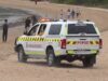 Homem morre depois que um barco vira na icônica praia australiana – enquanto uma busca urgente é lançada por um menino de 14 anos desaparecido