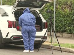 Horror quando o corpo de uma mulher é encontrado na unidade de Sydney, gerando uma grande investigação policial