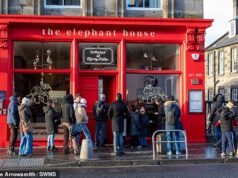 Café onde JK Rowling escreveu Harry Potter reabre suas portas depois de quatro anos após um grande incêndio